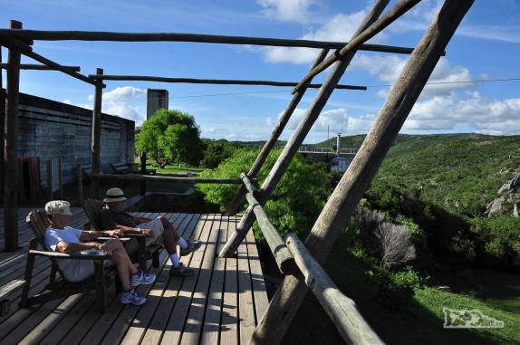 O Joca e a Ixa admirando a beleza do parque Salto del Penitente, na região de Villa Serrana, no Uruguai